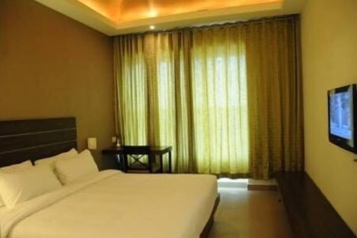 In-room safe, desk, soundproofing, rollaway beds