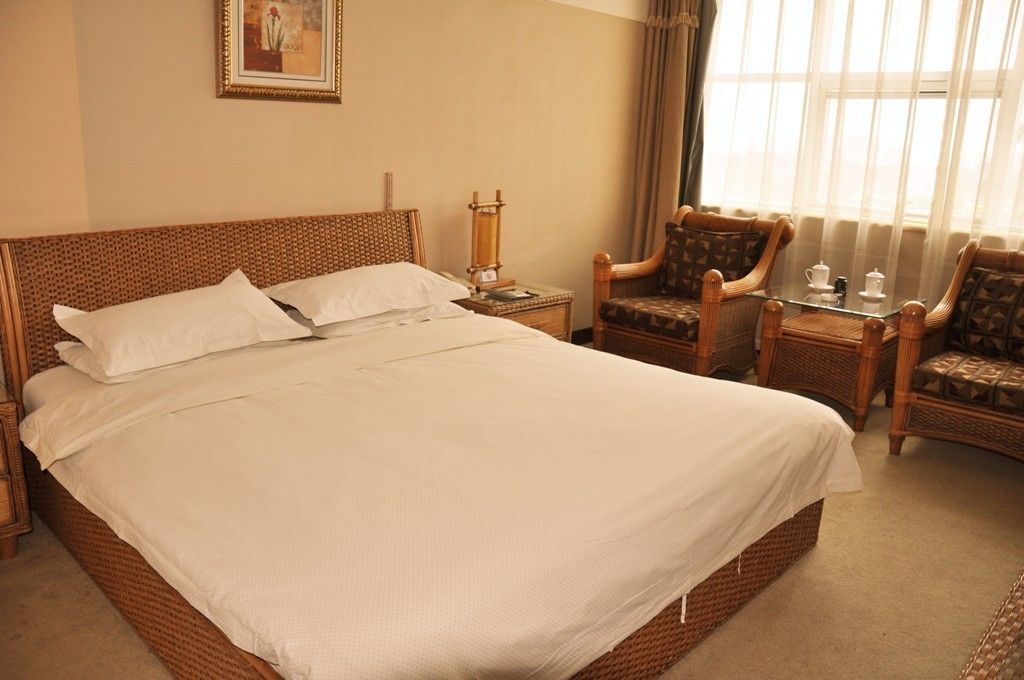 standard room, 1 king bed | minibar, in-room safe, desk, blackout curtains