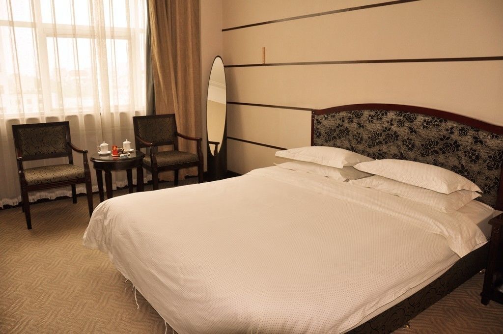 standard room | minibar, in-room safe, desk, blackout curtains