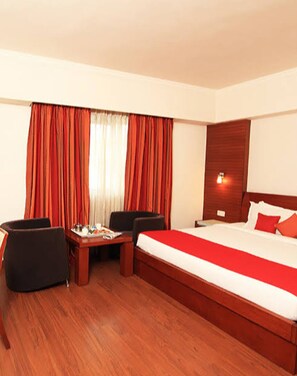 ميني بار وخزنة داخل الغرفة وبديكورات فريدة لكل غرفة ومكتب