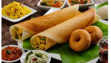 Desayuno buffet diario (INR 350 por persona)