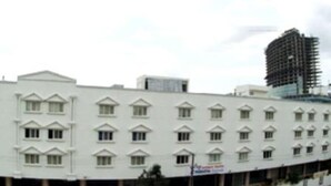A multi-story hotel with a symmetrical facade, featuring a central entrance with steps leading up to it. -  Parijatha Gateway (Bengaluru)