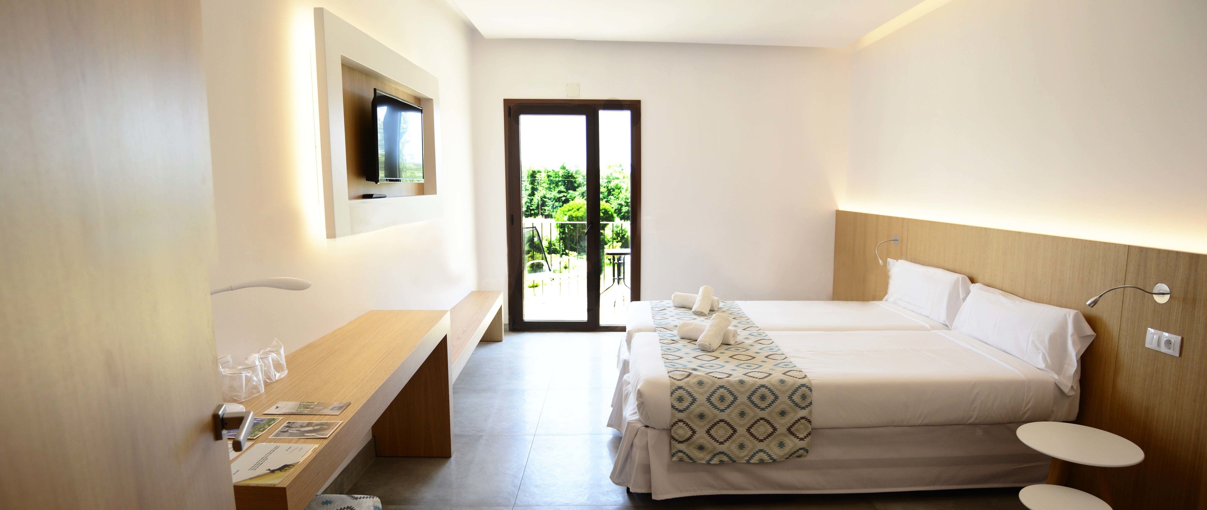 Quarto casal superior | Frigobar, cofres nos quartos, escrivaninha, quartos à prova de som