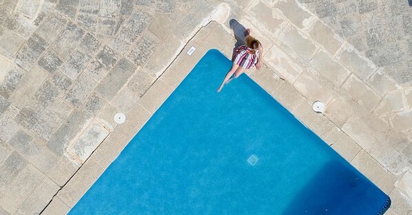 An aerial view of a swimming pool with a tiled deck surrounding it. - Son Menut (Felanitx)