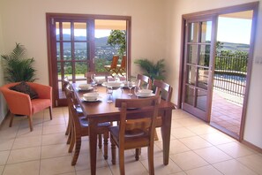 Family dining - The Summit Rainforest Retreat (Atherton)