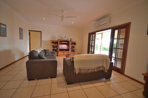 Panoramic House, 4 Bedrooms, Valley View, Mountainside | Living room