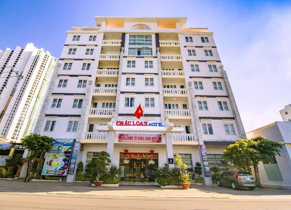 Un hôtel à plusieurs étages, reconnaissable à son enseigne bien visible où l’on peut lire « CHAU LOAN HOTEL ».