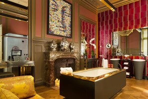 Grand Historic Suite | Bathroom | Rainfall showerhead, designer toiletries, hair dryer - Buddha-Bar Hotel Paris (Paris)