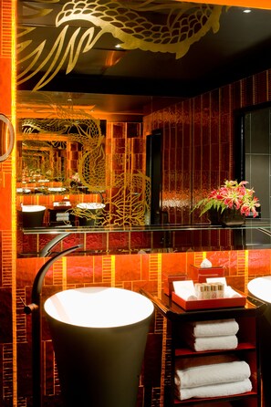 Rainfall showerhead, designer toiletries, hair dryer - Buddha-Bar Hotel Paris (Paris)