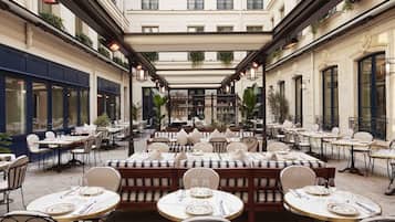 Serviço de café da manhã, culinária fusion, restaurante ao ar livre