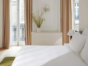 Egyptian cotton sheets, premium bedding, minibar, in-room safe - Buddha-Bar Hotel Paris (Paris)