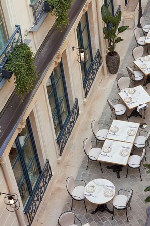Frokost, lunsj og middag serveres, fusjonsretter, uteservering