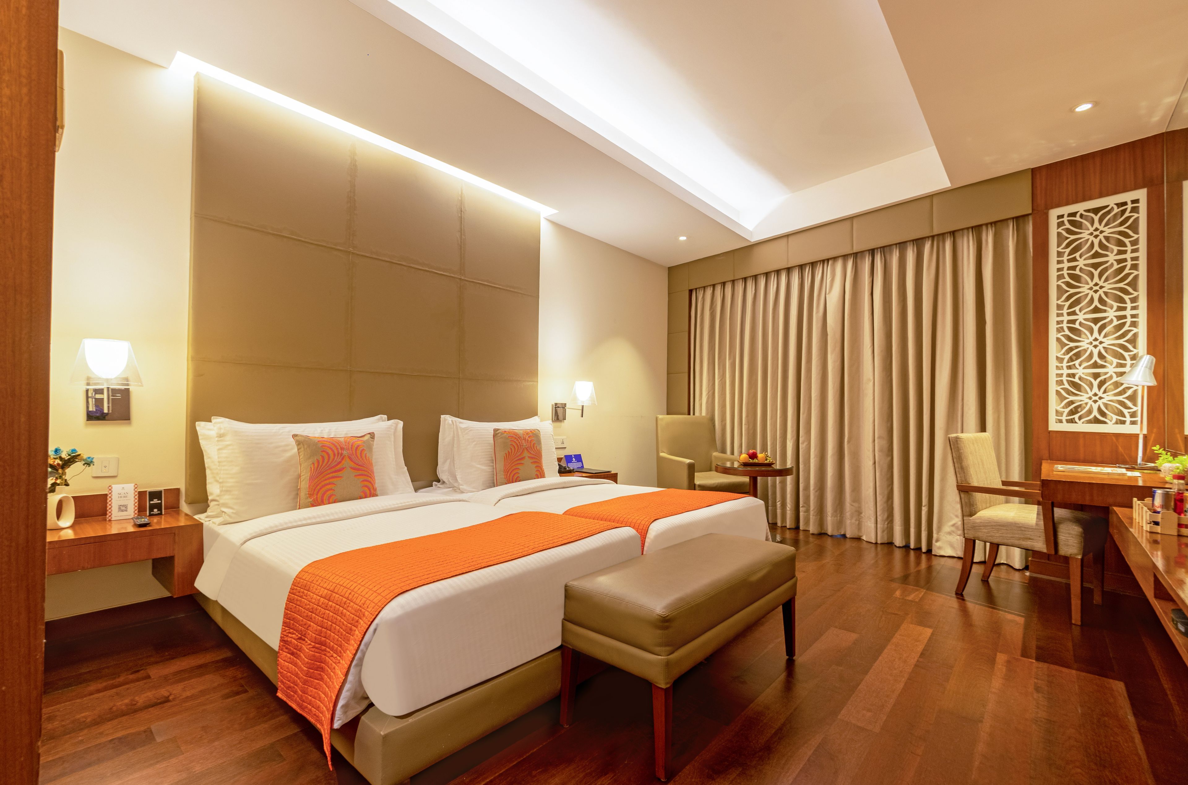 Una habitación de hotel con una cama grande, un escritorio, una silla y una mesa de comedor.
