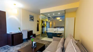 Prestige Suite | Minibar, in-room safe, desk, soundproofing