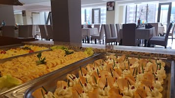 Daily buffet breakfast (RON 40 per person)