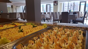 朝食 (ビュッフェ)、毎日提供 (1 名様 50 RON)