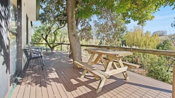 River's Edge Cottage | Terrace/patio