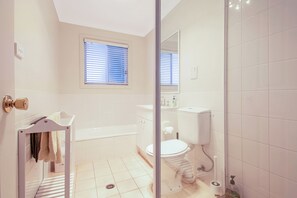 River Gum Cottage | Bathroom