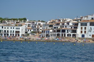 Ubicación cercana a la playa, arena blanca y sombrillas