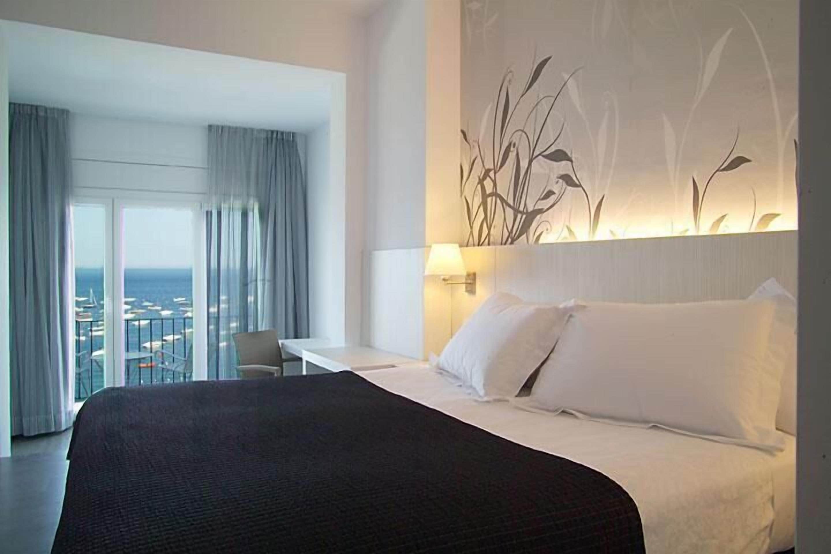 standard double room, balcony, sea view | 1 bedroom, in-room safe, desk, free wifi