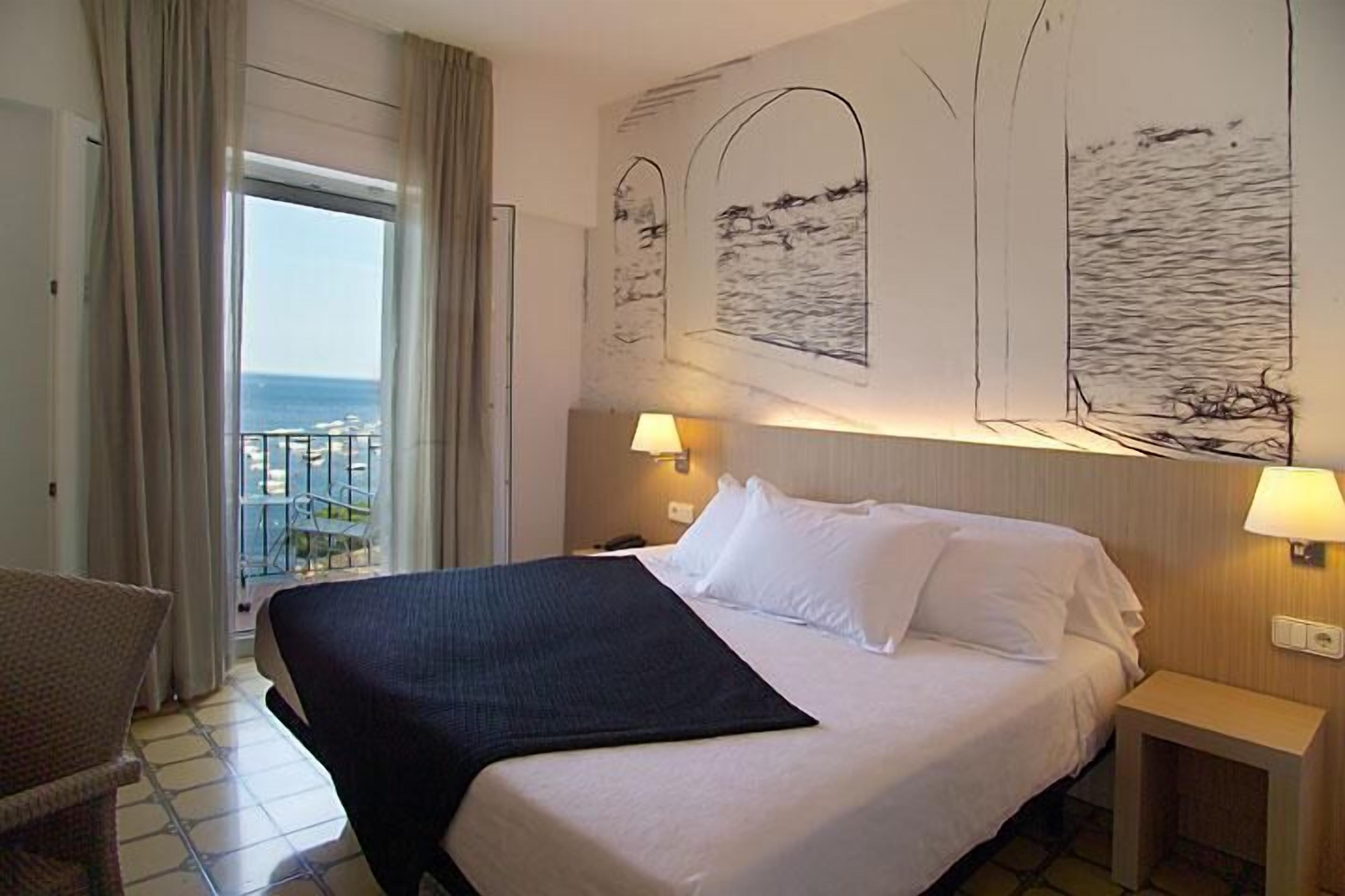 standard double room, balcony, sea view | 1 bedroom, in-room safe, desk, free wifi