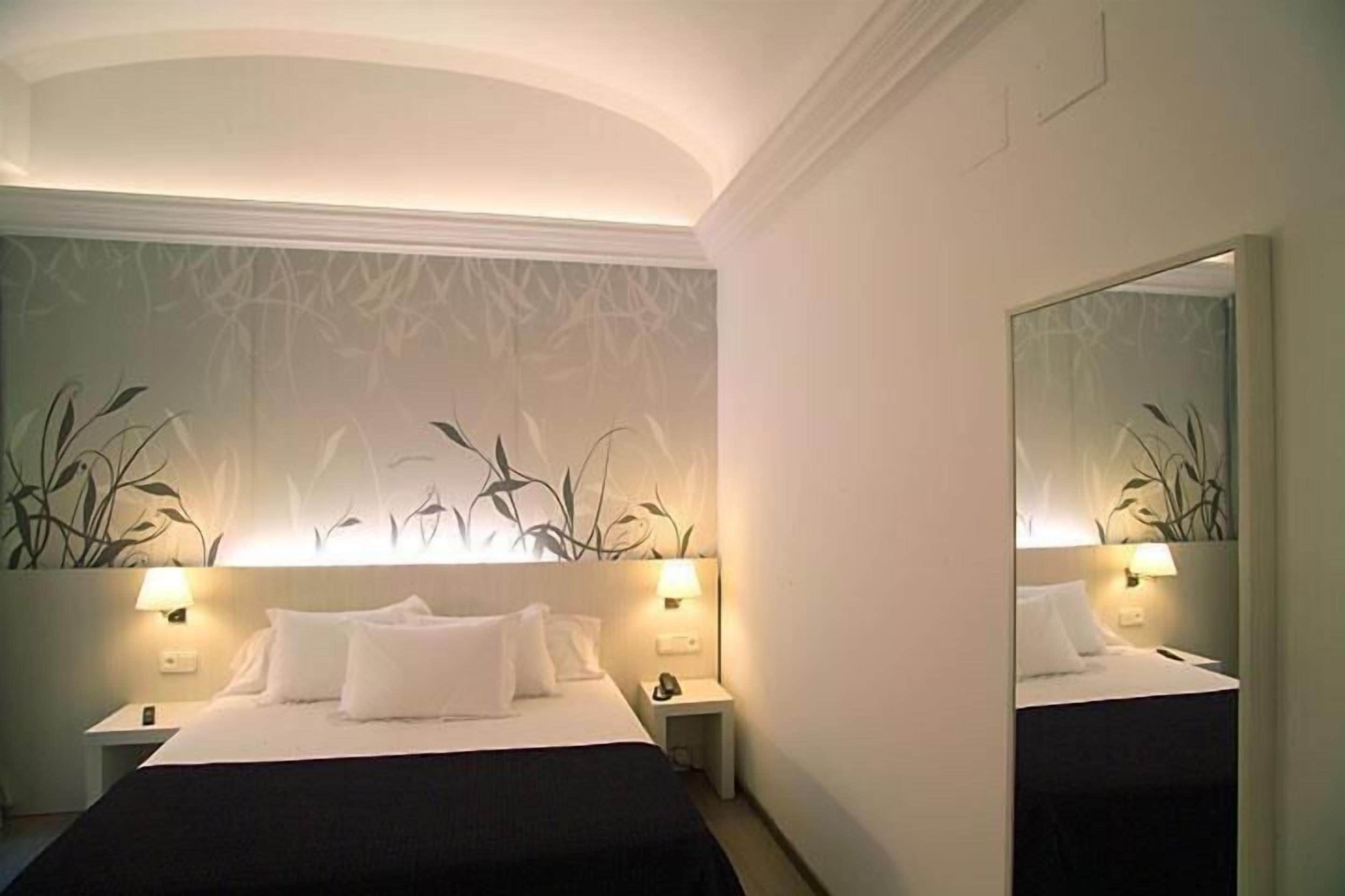 1 bedroom, in-room safe, desk, free wifi