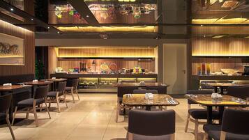 Desayuno buffet entre semana (SGD 30 por persona)