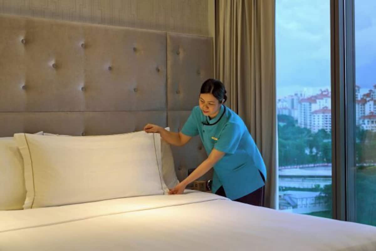 Safe på rommet, skrivebord, blendingsgardiner og lydisolert