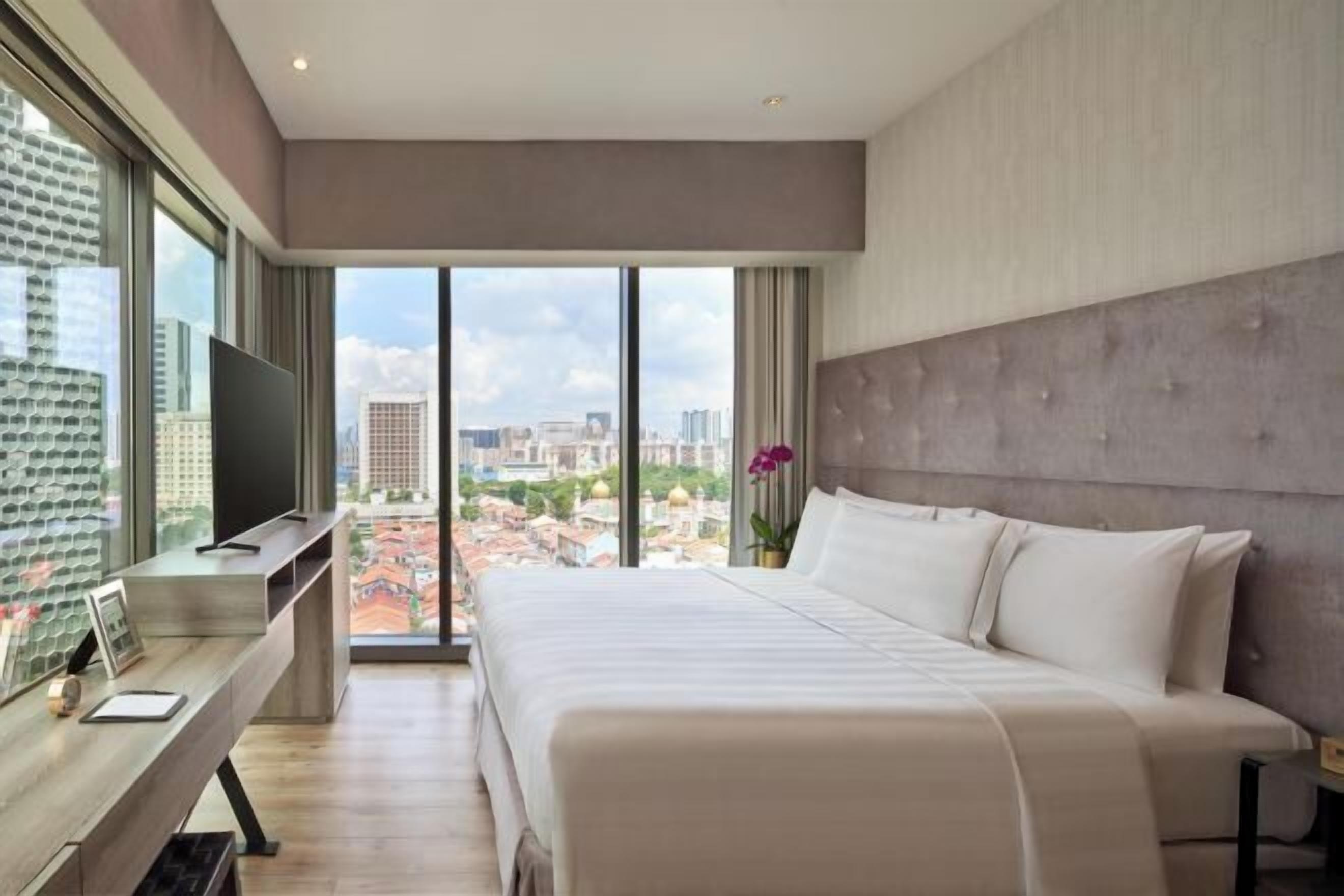 Safe på rommet, skrivebord, blendingsgardiner og lydisolert