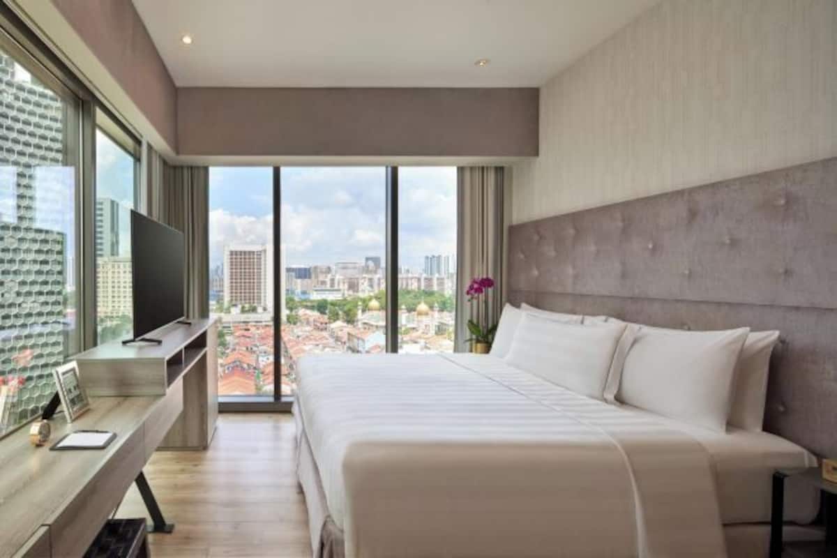 Safe på rommet, skrivebord, blendingsgardiner og lydisolert