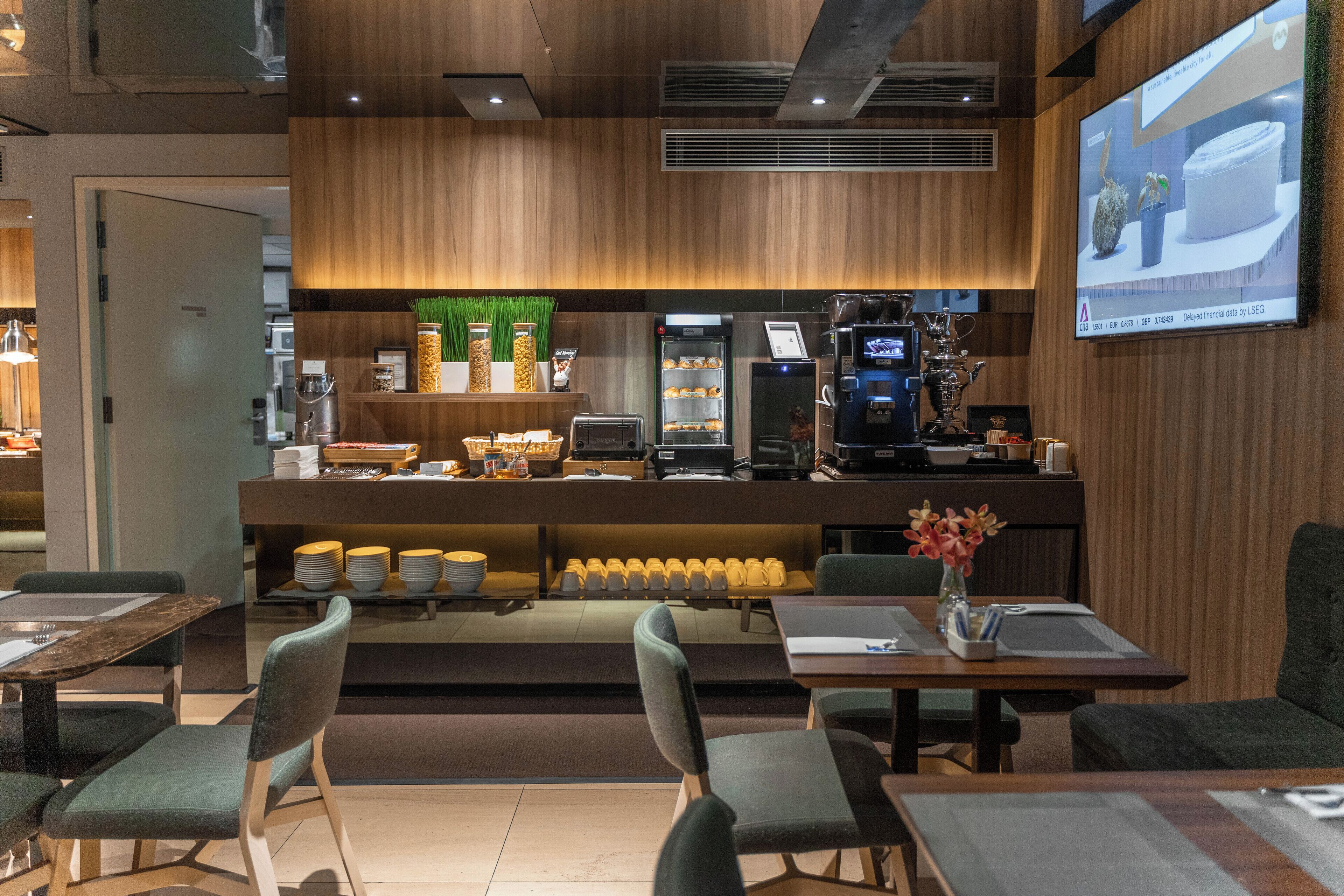 Desayuno buffet los días de semana (SGD 30 por persona)