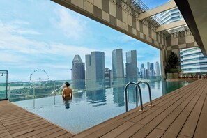 Kolam renang outdoor, dengan payung kolam renang