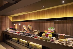 Buffet breakfast for a fee on weekdays - Pan Pacific Serviced Suites Beach Road, Singapore (Singapore)