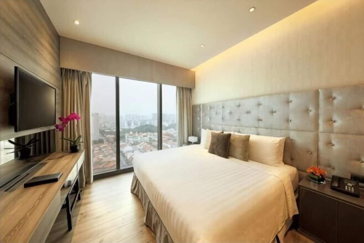 Egyptian cotton sheets, premium bedding, in-room safe, desk