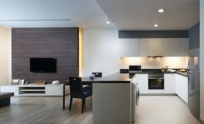 Großer Kühlschrank, Mikrowelle, Ofen, Herdplatte