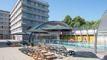 Una piscina cubierta, una piscina al aire libre de temporada