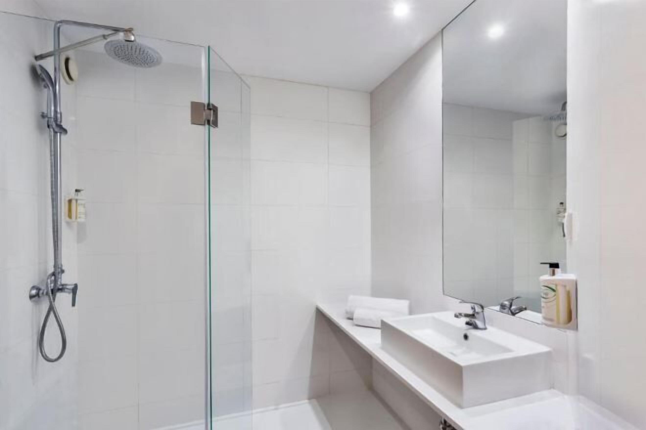 Baño | Bañera, secador de pelo, zapatillas y bidé