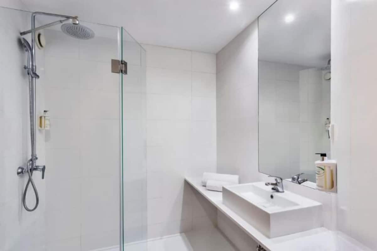 Baño | Tina, secadora de cabello, pantuflas, bidet