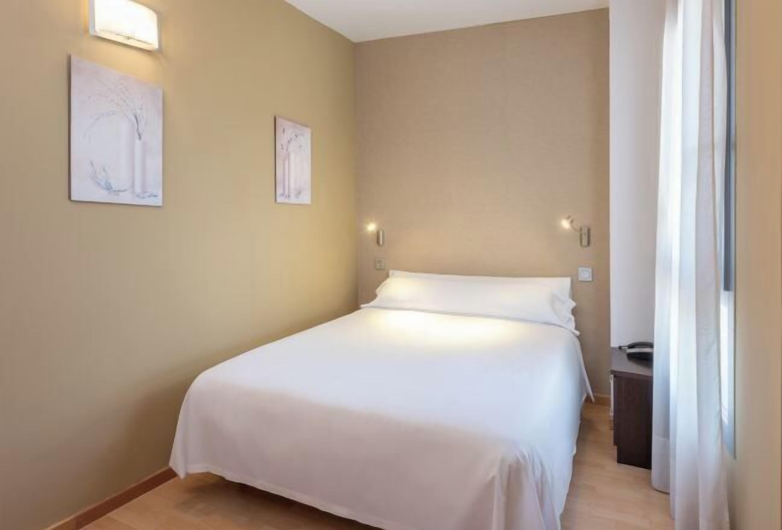 Zimmersafe, schallisolierte Zimmer, Bügeleisen/Bügelbrett