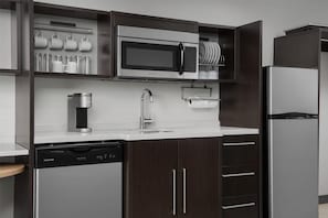 Full-size fridge, microwave, oven, dishwasher