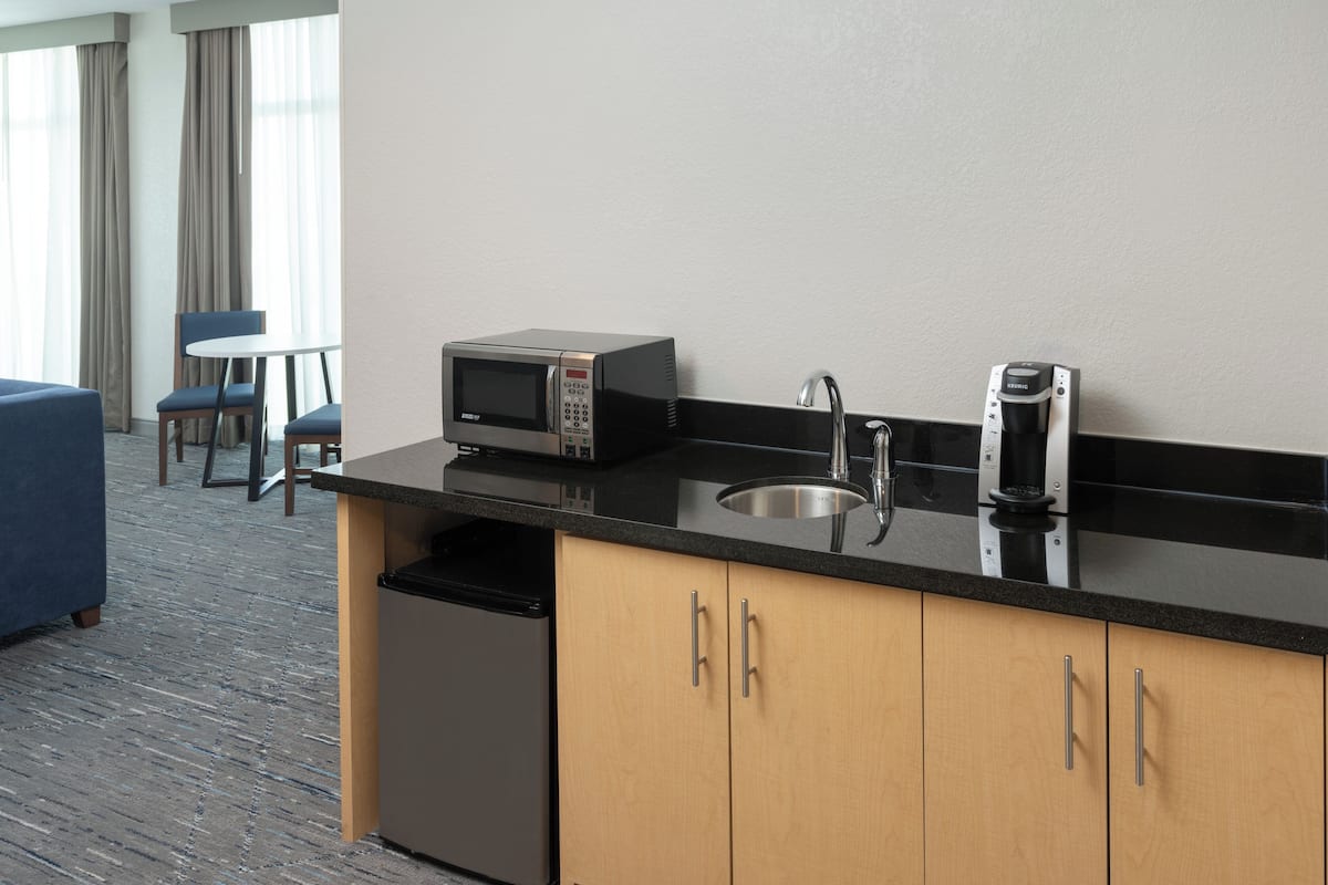 premium bedding, in-room safe, desk, laptop workspace