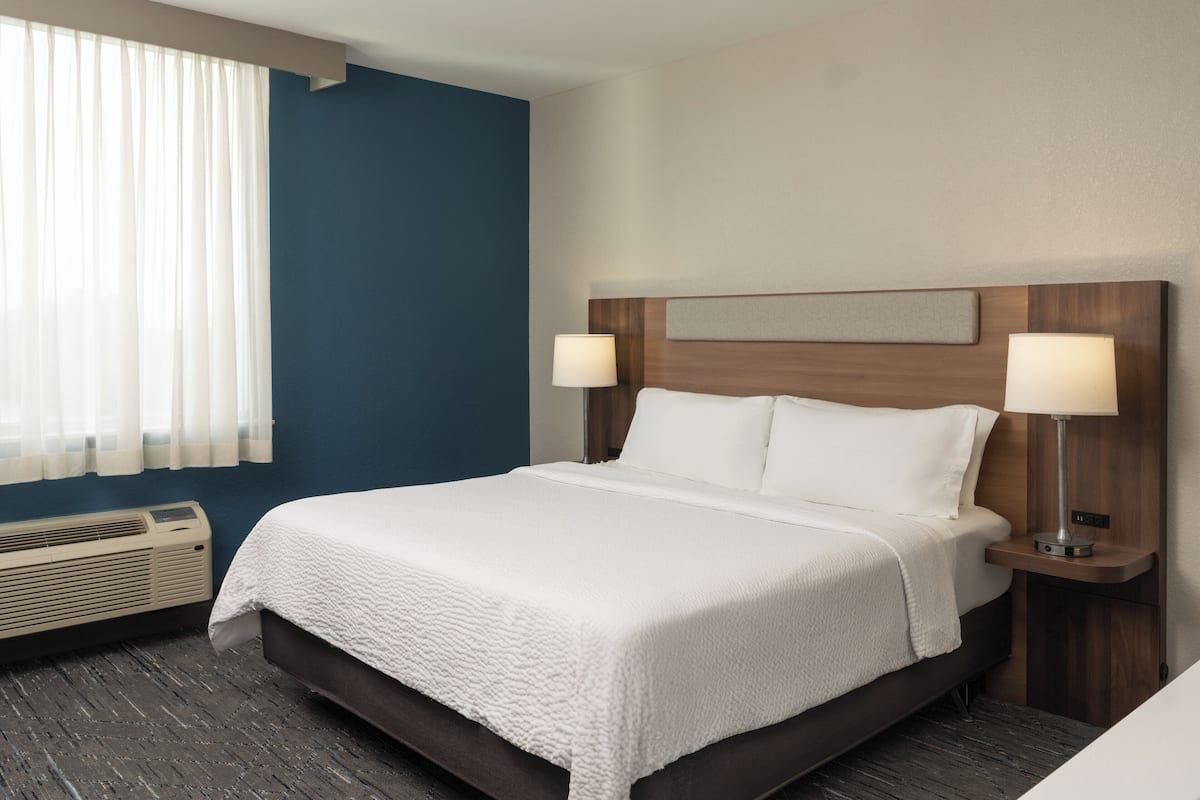 1 Schlafzimmer, hochwertige Bettwaren, Zimmersafe, Schreibtisch