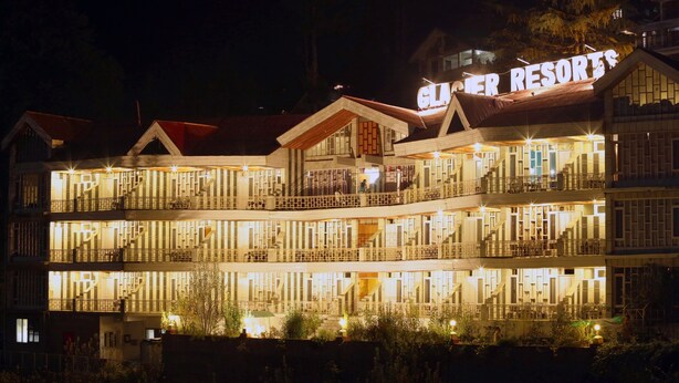 Un hotel de varios pisos con balcones y un cartel que dice "ELDER RESORTS".