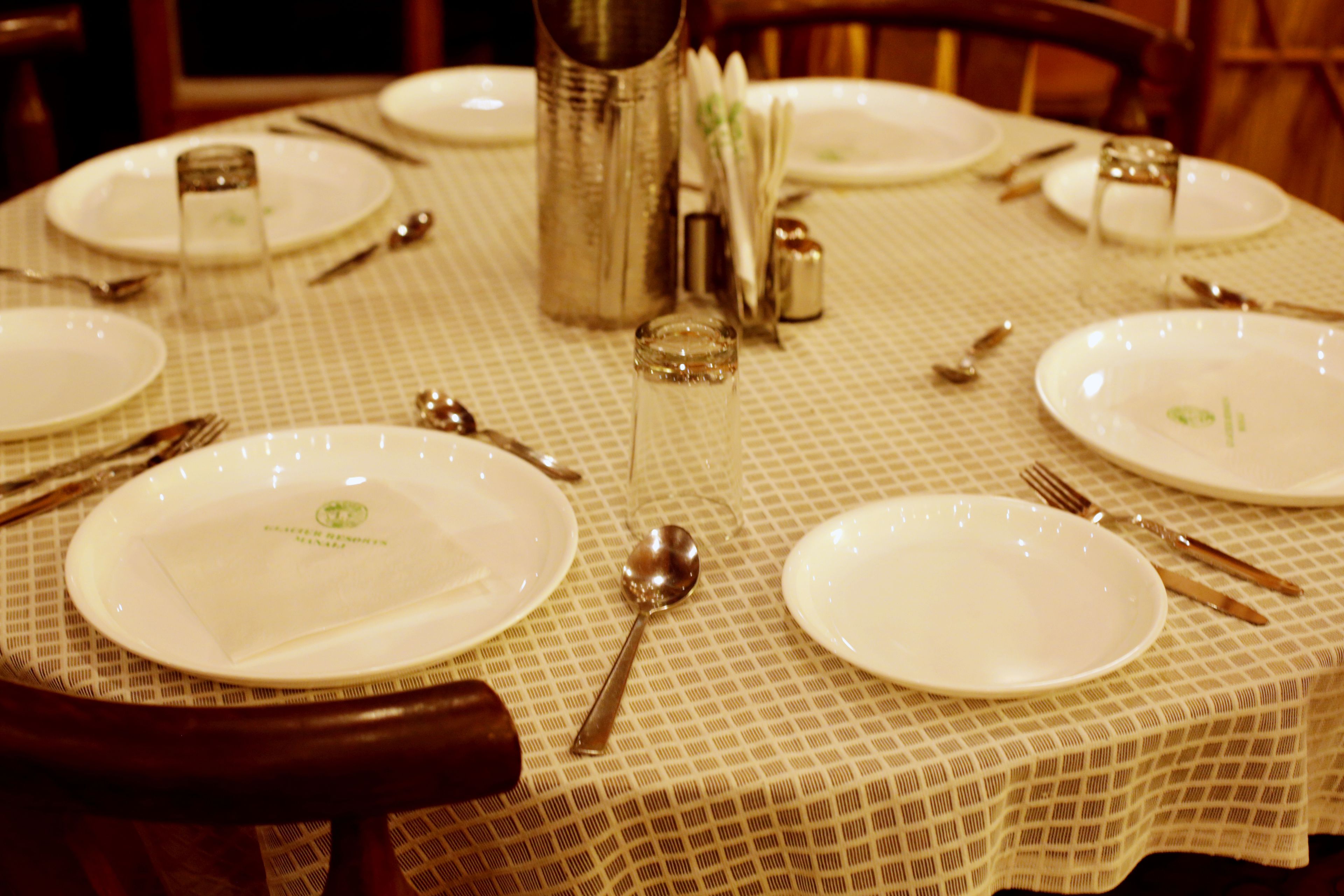 供應早餐及晚餐；印度菜