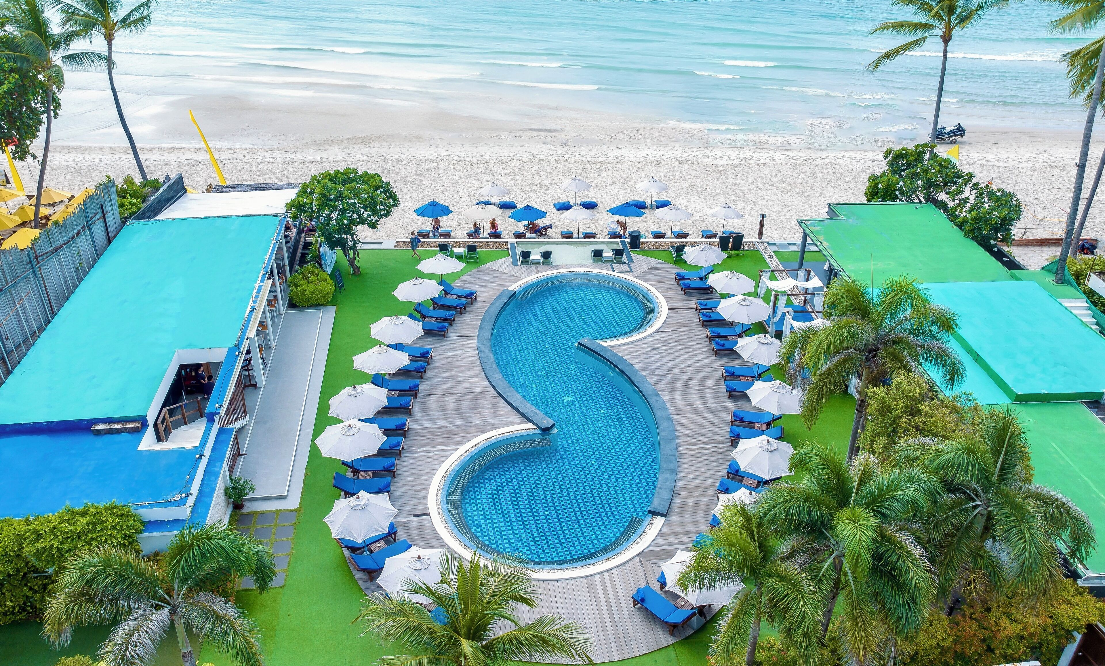 2 hồ bơi ngoài trời, mở cửa từ 7:00 đến 19:00, ghế dài tắm nắng 