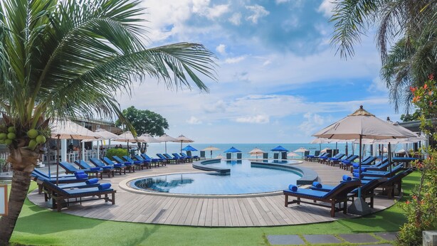 2 outdoor pools, open 7:00 AM to 7:00 PM, sun loungers - KC Beach Hotel Samui (Koh Samui)