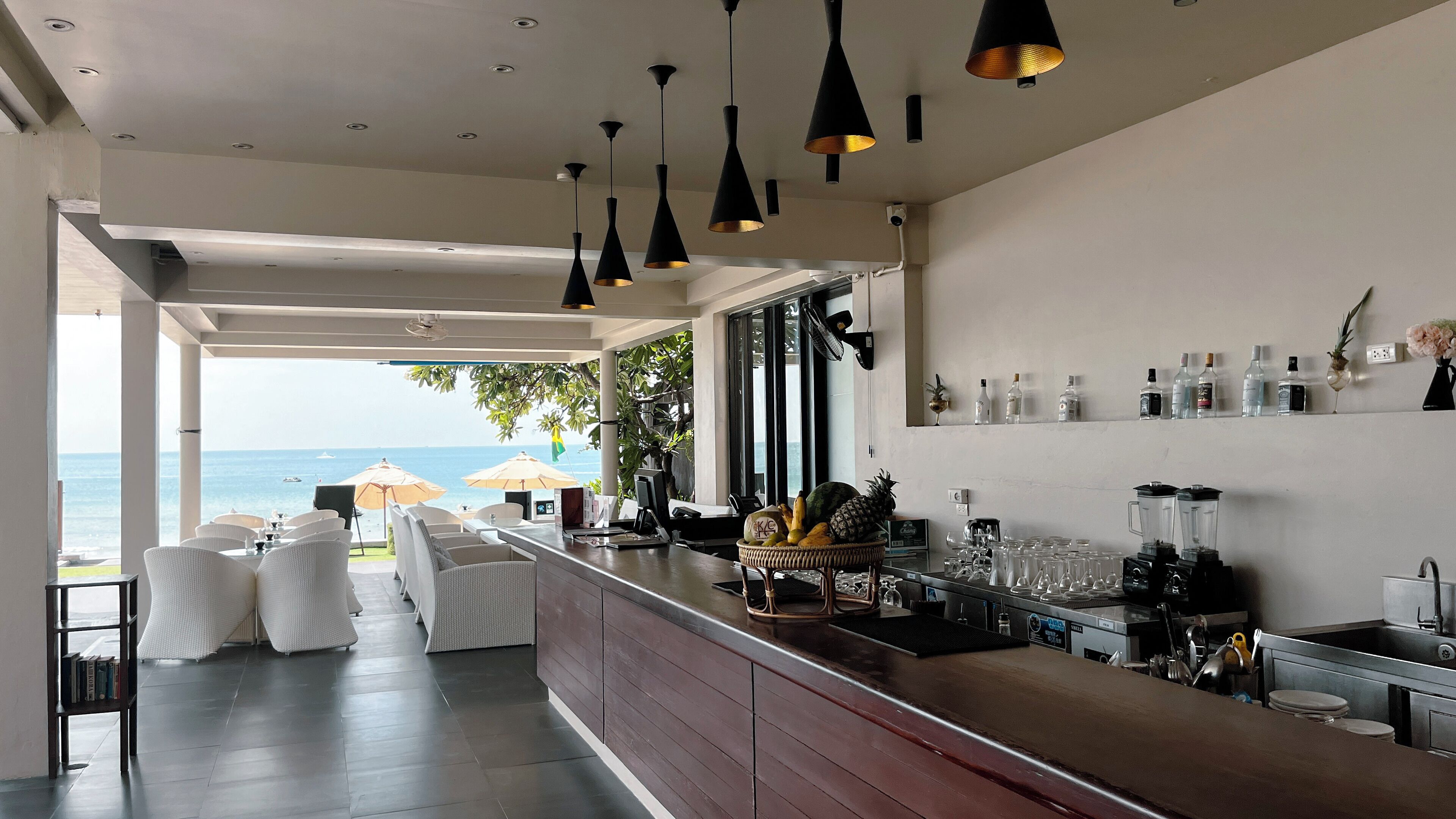 Bar (trong khuôn viên)