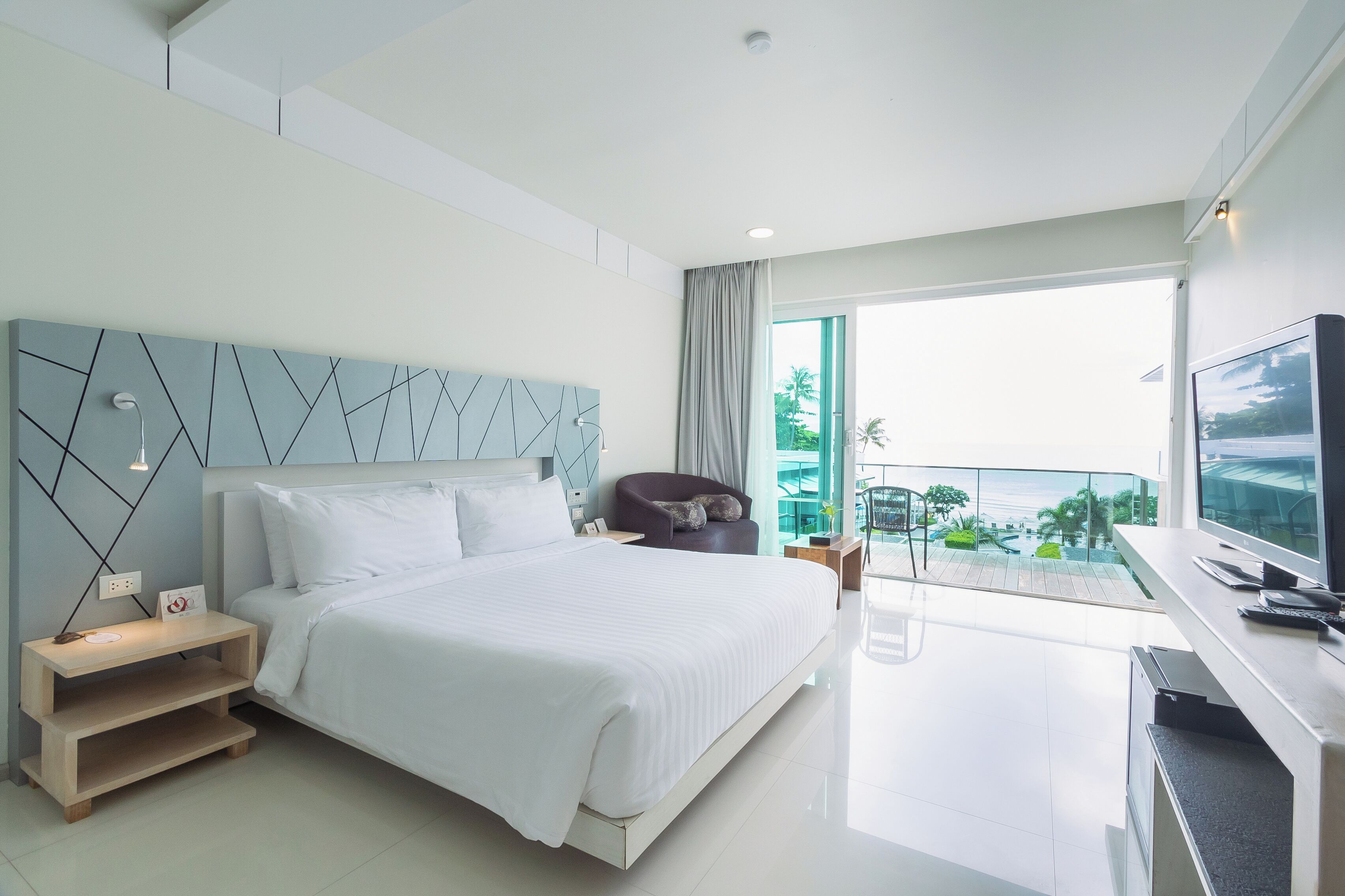 Luxury Sea View | Seprai premium, tempat tidur Select Comfort, dan brankas
