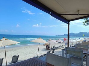 En la playa, arena blanca, bar en la playa, kayak