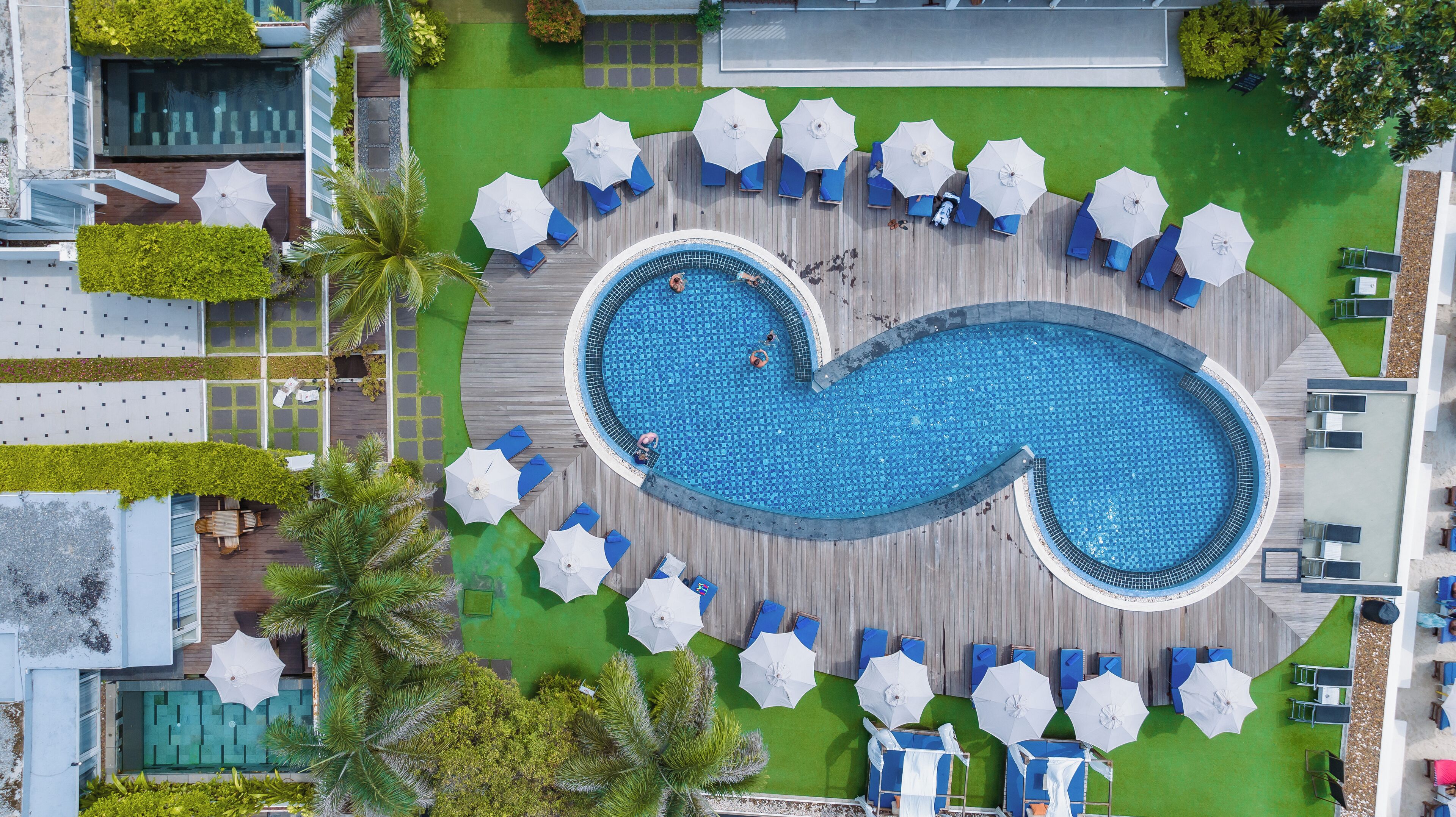 2 útilaugar, opið kl. 07:00 til kl. 19:00, sólstólar